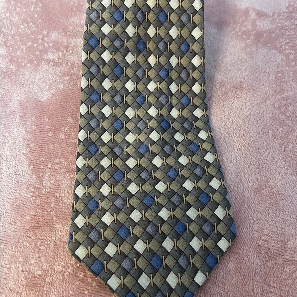 Sophisticated Geometric Pattern Tie
